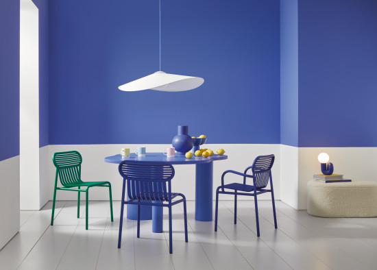 Der leuchtende Blauton&nbsp;Amparo Blue strahlt Vertrauen&nbsp;und Sicherheit aus.