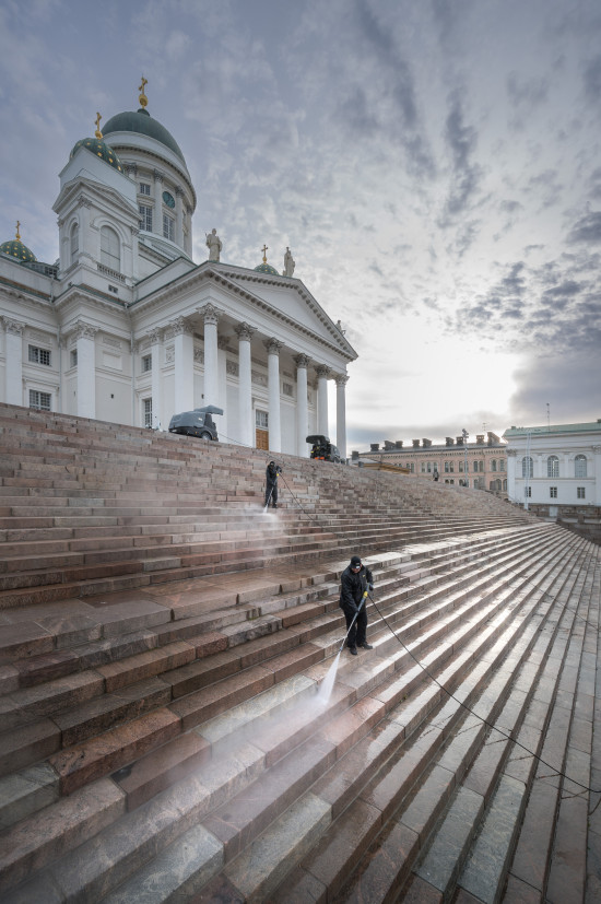 Im Rahmen seines Kultursponsorings hat Kärcher den Vorplatz und die Treppen des Doms von Helsinki gereinigt.
