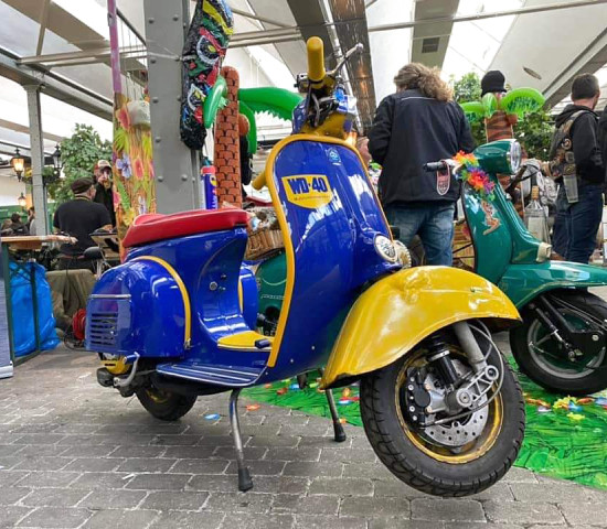 Hier wurde ein Roller als Bausatz aus einem Keller gerettet und im WD-40 Design restauriert.&nbsp;
