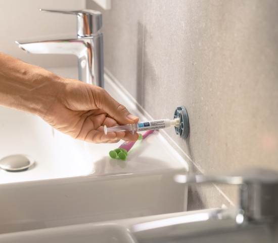 Die Basis des Glashalters wird mit dem Montagekleber an der Wand befestigt.&nbsp;