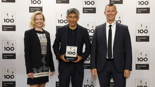 Imme Buchholz, Leiterin der Wiha-Trainingsakademie Vertrieb (links) und Mario Sommer, stellvertretender Geschäftsführer Marketing und Vertrieb von Wiha (rechts) nahmen den Preis von Ranga Yogeshwar (Mitte) entgegen. Imme Buchholz, Leiterin der Wiha-Trainingsakademie Vertrieb (links) und Mario Sommer, stellvertretender Geschäftsführer Marketing und Vertrieb von Wiha (rechts) nahmen den Preis von Ranga Yogeshwar (Mitte) entgegen.