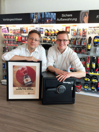 Master Lock: Vertriebsleiter Frank Blöbaum (l.) und Key Account Manager Sebastian Weissbeck.
Master Lock: Vertriebsleiter Frank Blöbaum (l.) und Key Account Manager Sebastian Weissbeck.