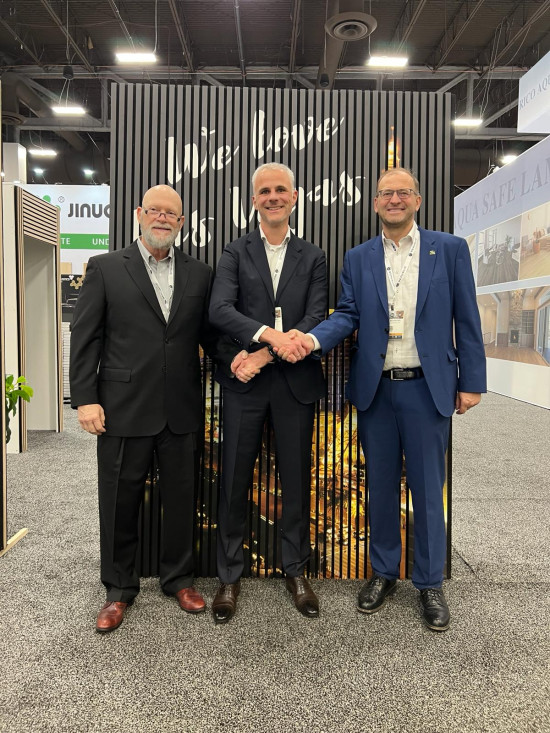 David Pritchard, Eigentümer und Präsident&nbsp;von&nbsp;PLI (v.l.),&nbsp;Marco Seitner, Eigentümer und Vorstandsmitglied von&nbsp;Selit North America, und&nbsp;Franz Neuhofer, Eigentümer und Geschäftsführer&nbsp;von FN Neuhofer, besiegelten die Zusammenarbeit.&nbsp;