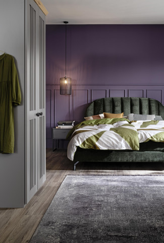 Das neue Polsterbett „Cornwall“ vor der neuen Trendfarbe „Universe“. Das neue Polsterbett „Cornwall“ vor der neuen Trendfarbe „Universe“.