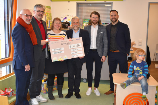 Die Spende wurde an Geschäftsführer Stephan Maier und Ilona Kollum (Mitte) von&nbsp;Michael Wurzer (Why5/Hans Raum), Dr. Peter Wüst (BHB), Timo Sundberg und Timo Scherer&nbsp;(Hans Raum) übergeben (im Bild von links nach rechts).