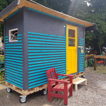 Die Little Homes, die von Toom Bumarkt unterstützt werden, enthalten eine Matratze, eine Campingtoilette und ein Waschbecken sowie Feuerlöscher, Rauchmelder und einen Erste-Hilfe-Kasten.