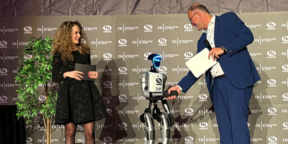 Franz Neuhofer und seine Tochter Victoria begrüßten auf der Bühne einen neuen Mitarbeiter: &nbsp;den Roboter namens Unitree G1.