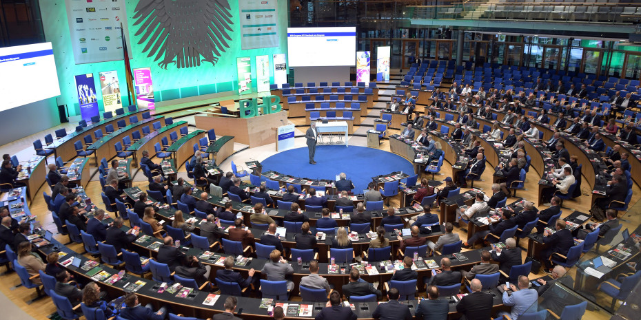 BHB unterm – verbandsgrün erleuchteten – Bundesadler: Der Kongress tagte wieder im ehemaligen Plenarsaal des Bundestags in Bonn.