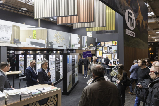 Eine geführte Tour macht am Stand von FN Neuhofer aus Zell am See Halt. &nbsp;&nbsp;