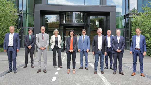 Die Kooperation bringt Führungskräfte aus der Energie-, Transport- und Technologiebranche zusammen. Die Kooperation bringt Führungskräfte aus der Energie-, Transport- und Technologiebranche zusammen.