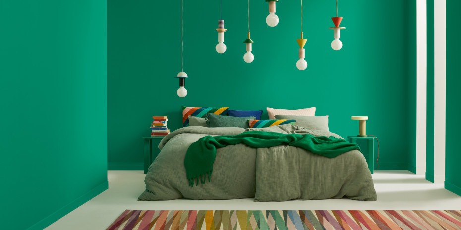 Das lebendige Grün des Pantone-Farbtons Emerald soll Energie in den Raum bringen.