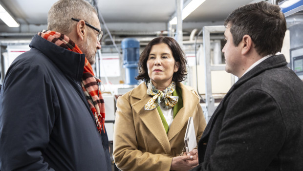 Colette Boos-John, Ministerin für Wirtschaft, Landwirtschaft und Ländlichen Raum in Thüringen, übergab den Förderbescheid in Höhe von 370.000 Euro An die Carl Warrlich GmbH an die&nbsp;Geschäftsführer Alexander Häßler (links) und Kevin Warrlich (rechts).