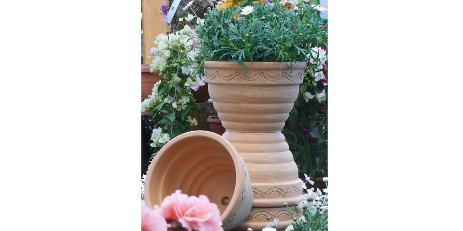 Pflanztöpfe aus Ton sind bei Balkongärtnerinnen und Gärtnern sehr beliebt.