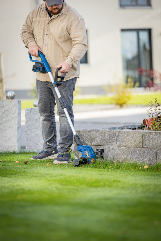 Der Scheppach Akku-Rasentrimmer C-LT300-X zeigt insbesondere in Engstellen und an Rasenkanten sein Können.