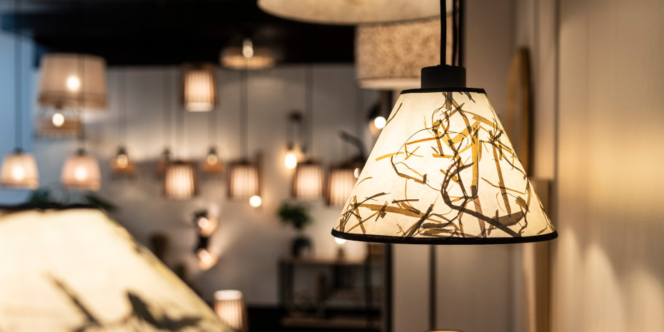 Ein aktueller Trend in der Lichtbranche sind natürliche Stoffe, die verbaut werden, wie hier etwa Bambus im Lampenschirm.&nbsp;