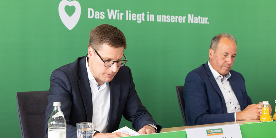 Die Vorstände Lukas Roßhart (r.) und Holger Löbbert berichteten in einer Pressekonferenz über die Zahlen der ZG Raiffeisen für das Geschäftsjahr 2024.&nbsp;