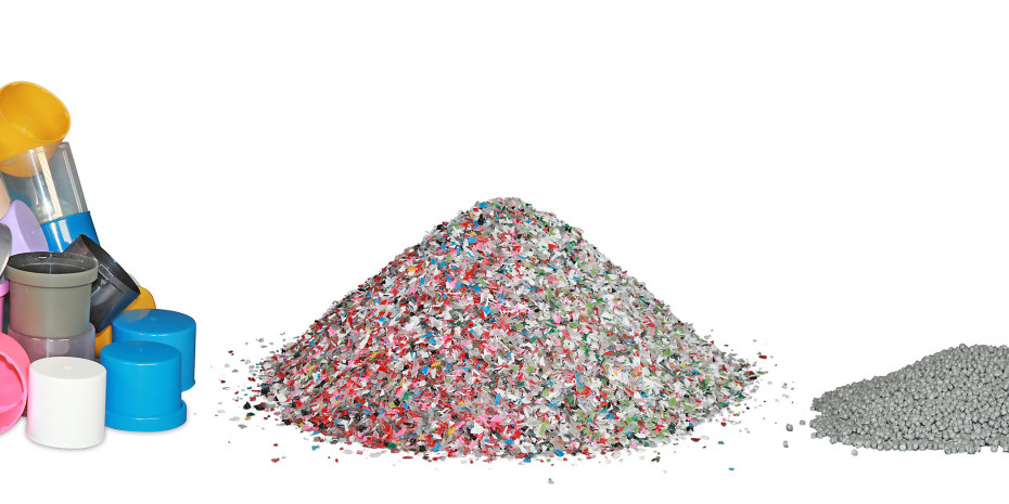 Einsparung und Vermeidung von Micro-Kunststoff. Von links nach rechts: Kunststoffabfall (Dosenkappen), Kunststoff "gemahlen" (geschreddert), Kunststoff aufbereitet (Recyclat). Einsparung und Vermeidung von Micro-Kunststoff. Von links nach rechts: Kunststoffabfall (Dosenkappen), Kunststoff "gemahlen" (geschreddert), Kunststoff aufbereitet (Recyclat).