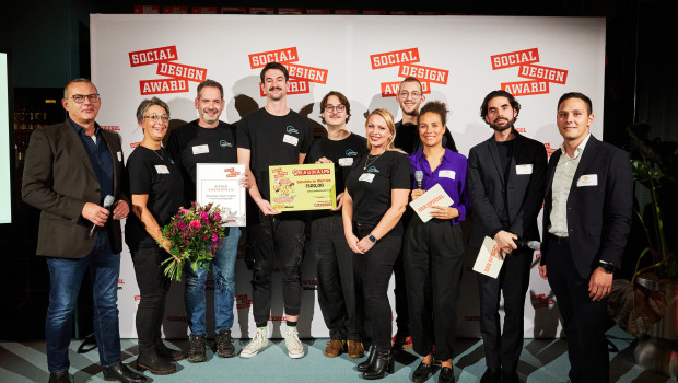 Der Bauhaus-Sonderpreis ging an das Projekt zur freien Forschungszeit. Juror Robert Köhler von Bauhaus (v.l.) überreichte die Auszeichnung an das Makerspace-Team, begleitet vom Spiegel-Moderatorenteam um Rachelle Pouplier und Philipp Löwe sowie Patrick Bombis von Bauhaus. Der Bauhaus-Sonderpreis ging an das Projekt zur freien Forschungszeit. Juror Robert Köhler von Bauhaus (v.l.) überreichte die Auszeichnung an das Makerspace-Team, begleitet vom Spiegel-Moderatorenteam um Rachelle Pouplier und Philipp Löwe sowie Patrick Bombis von Bauhaus.