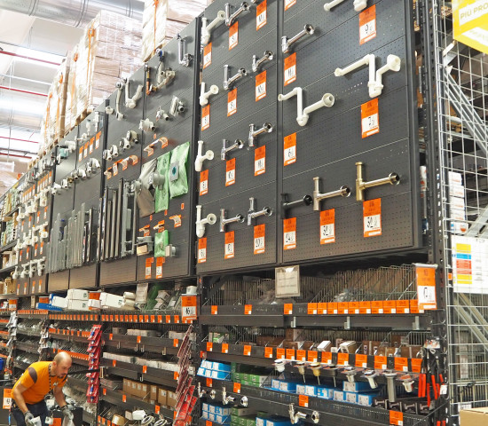 Die Sortimente werden bei Tecnomat nüchtern präsentiert.