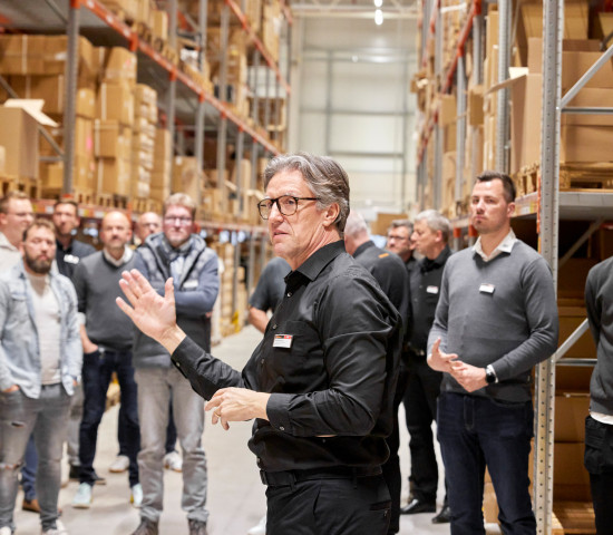 Bei dem Rundgang besichtigten die Besucher auch das Lager.&nbsp;