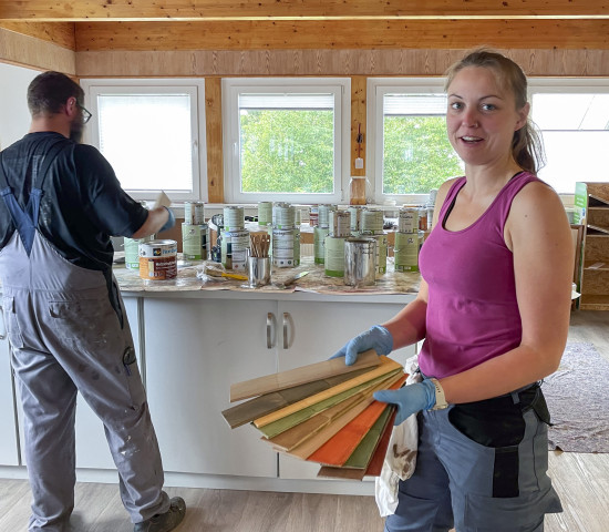 Frieda Hadeler, Leitung Anwendungstechnik, erklärt, wie hier neue Farben und Lasuren entwickelt werden.