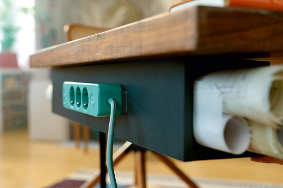 … und dafür, dass auf dem und am Schreibtisch alles an Ort und Stelle bleibt. … und dafür, dass auf dem und am Schreibtisch alles an Ort und Stelle bleibt.