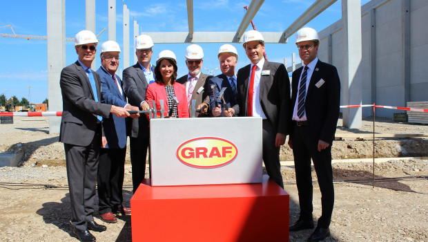 Grundsteinlegung für das Graf-Kompetenzzentrum Rohstoffe in Herbolzheim (v. l.): Landrat Hanno Hurth, die Inhaber Otto F. Graf und Otto P. Graf, die Parlamentarische  Staatssekretärin Rita Schwarzelühr-Sutter, der Bürgermeister der Stadt Herbolzheim Ernst Schilling, die Bundestagsabgeordneten Peter Weiß (CDU) und Dr.  Johannes Fechner (SPD), sowie der Bürgermeister von Brilon, der Partnerstadt  von Herbolzheim, Dr. Christof Bartsch.