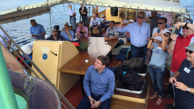 Nach dem Workshop hieß es zusammen mit einer siebenköpfigen Crew Segel hissen. Auf dem Schiff wurde auch gemeinsam gegrillt.