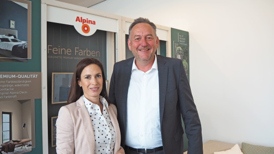 ... Peter Stechmann, Vorsitzender der Geschäftsführung von Alpina, hier zusammen mit Marketingleiterin Katharina Tillmann,&nbsp;