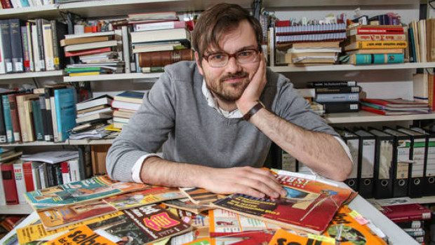 Jonathan Voges vor einer Auswahl "historischer" Heimwerkerzeitschriften (Foto: Leibniz Universität Hannover). Jonathan Voges vor einer Auswahl "historischer" Heimwerkerzeitschriften (Foto: Leibniz Universität Hannover).