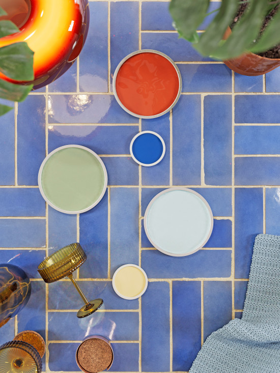 Blautöne treffen auf leuchtendes Rot, sonniges Gelb und beruhigendes Grün.