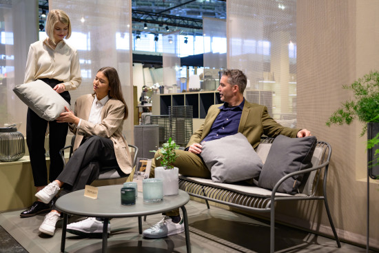 Grau- und Blautöne sind beliebt – auch bei Möbeln und Textilien. 