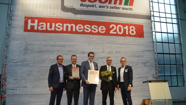 Jan Ostendorf (M.) hat den Lieferantenpreis von Toom entgegengenommen. Dominique Rotondi (ganz links) und Hans-Joachim Kleinwächter nahmen die Preisverleihung vor.
Jan Ostendorf (M.) hat den Lieferantenpreis von Toom entgegengenommen. Dominique Rotondi (ganz links) und Hans-Joachim Kleinwächter nahmen die Preisverleihung vor.