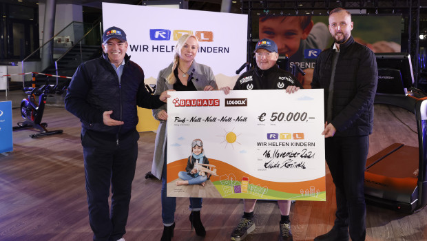 Wolfram Kons (von links) nahm den Scheck von Linda Korinth, Joey Kelly und Daniel Littmann (Geschäftsleiter im Bauhaus Köln-Kalk) entgegen. Wolfram Kons (von links) nahm den Scheck von Linda Korinth, Joey Kelly und Daniel Littmann (Geschäftsleiter im Bauhaus Köln-Kalk) entgegen.