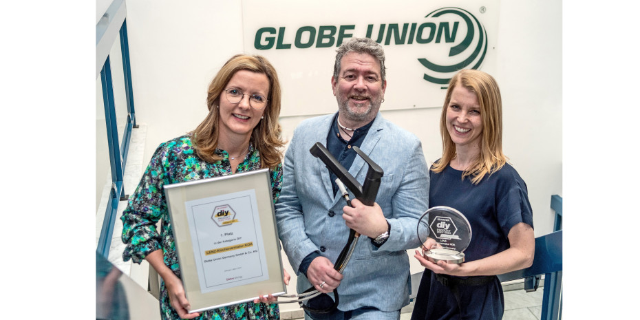 Geschäftsführerin Nathalie Vandecraen (l.) und Marketingleiterin Wenke Kohl nahmen von diy-Redakteur Oliver Mengedoht den begehrten Preis entgegen.
