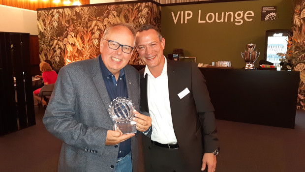 Joachim Bengelsdorf (l.), langjähriger Chefredakteur des diy-Fachmagazins, wurde von Eisenwarenmessendirektor Matthias Becker mit dem ersten Ehren-Preis des Eisen-Awards ausgezeichnet.&nbsp;