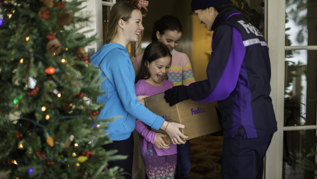 Eine Mehrheit der deutschen Konsumenten von 62 Prozent kann sich laut einer von FedEx Express in Auftrag gegebenen Umfrage gut vorstellen, Weihnachtsgeschenke online zu kaufen und sie Freunden und Liebsten zuzusenden. Bild: obs/FedEx Express Eine Mehrheit der deutschen Konsumenten von 62 Prozent kann sich laut einer von FedEx Express in Auftrag gegebenen Umfrage gut vorstellen, Weihnachtsgeschenke online zu kaufen und sie Freunden und Liebsten zuzusenden. Bild: obs/FedEx Express