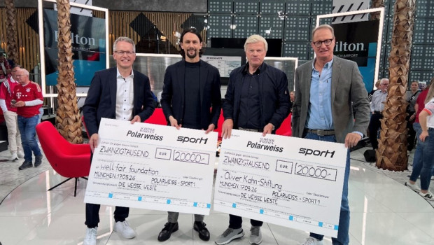 Christian Beeck (Leitung Brandmanagement Schöner Wohnen-Farbe), Ex-Bundesligaprofi Neven Subotic, der ehemalige Nationaltorwart Oliver Kahn und Moderator Florian König waren zur Scheckübergabe gekommen. Christian Beeck (Leitung Brandmanagement Schöner Wohnen-Farbe), Ex-Bundesligaprofi Neven Subotic, der ehemalige Nationaltorwart Oliver Kahn und Moderator Florian König waren zur Scheckübergabe gekommen.