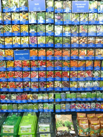 Der Sämereien-Baustein wurde kundenfreundlicher gestaltet – sie finden nun alles Gemüse an einem Ort, ebenso wie Blumen oder Kräuter. Artikel zur Projektvervollständigung liegen unten im Regal oder auf Kleinflächenplatzierungen.