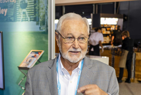 Jim Inglis ist ein Experte mit sechzig Jahren Erfahrung im DIY-Handel.  Er war in Führungspositionen beim US-amerikanischen Marktführer Home Depot tätig und berät Baumarktbetreiber auf der ganzen Welt. 