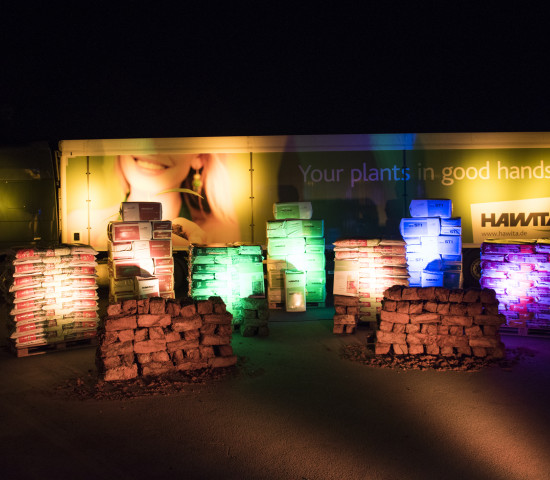 Zur Jubiläumsfeier wurde das Erden-Sortiment in der neuen Verpackung in stimmungsvolles Licht getaucht. Foto: Imke Folkerts
Zur Jubiläumsfeier wurde das Erden-Sortiment in der neuen Verpackung in stimmungsvolles Licht getaucht. Foto: Imke Folkerts
