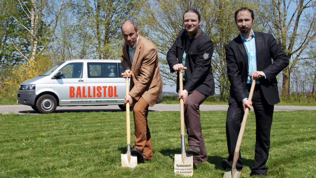 Bürgermeister der Gemeinde Aham Jens Herrnreiter (Mitte), Dr. Christian Zettler (links, technischer Geschäftsführer) und Andreas Zettler (kaufmännischer Geschäftsführer) beim Spatenstich zum Bau des neuen Fertigwarenlager und Logistikzentrums. Bürgermeister der Gemeinde Aham Jens Herrnreiter (Mitte), Dr. Christian Zettler (links, technischer Geschäftsführer) und Andreas Zettler (kaufmännischer Geschäftsführer) beim Spatenstich zum Bau des neuen Fertigwarenlager und Logistikzentrums.