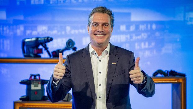 Henk Becker, Vorsitzender der Geschäftsführung von Robert Bosch Power Tools, freut sich über den Best Brands Award für Bosch. Henk Becker, Vorsitzender der Geschäftsführung von Robert Bosch Power Tools, freut sich über den Best Brands Award für Bosch.