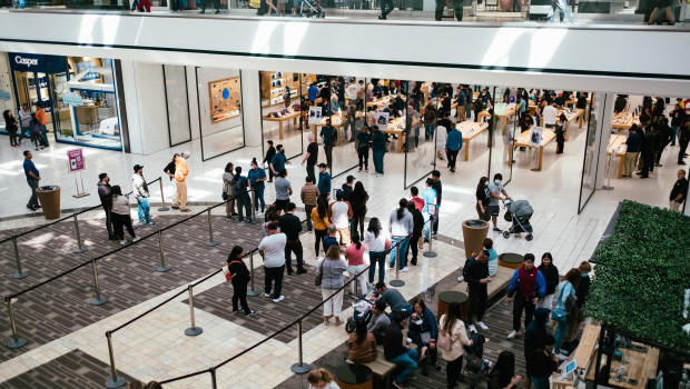 Die Leute kommen zum Einkaufen wieder lieber in die Geschäfte. Die Leute kommen zum Einkaufen wieder lieber in die Geschäfte.