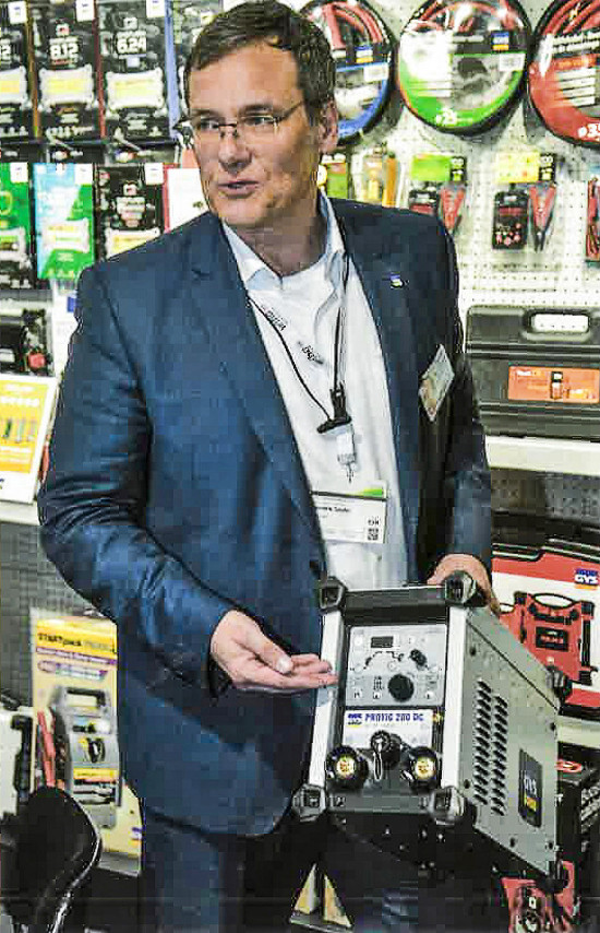 Hendrik Sander, Verkaufsleiter DIY von Gys, erläutert das Konzept „Einfaches Schweißen“.