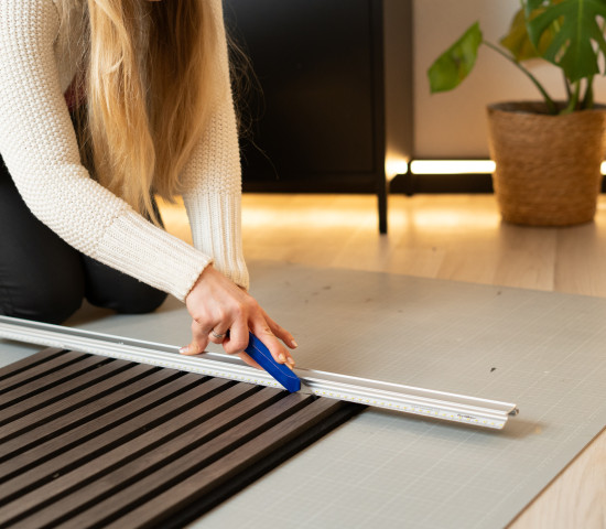 Die Paneele lassen sich mit einem Cutter zuschneiden.&nbsp;