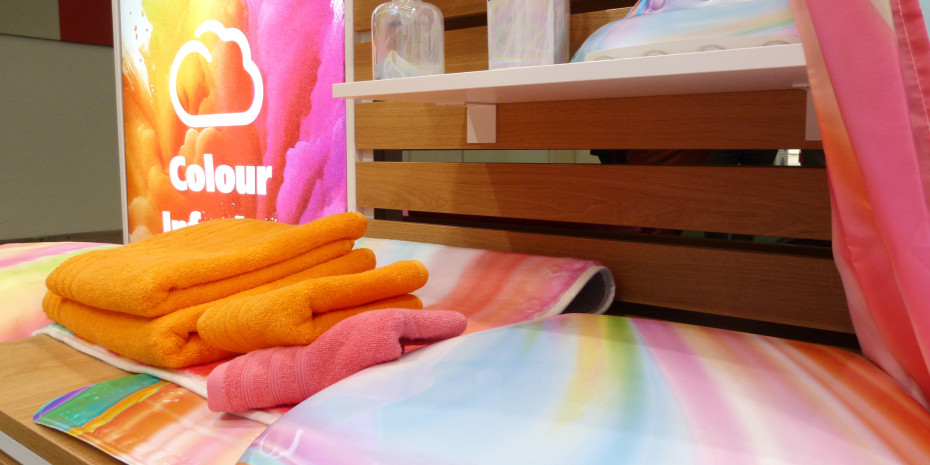 Farbenfroh präsentierte sich die neue Designwelt fürs Bad aus dem Hause Kleine Wolke.