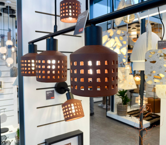 Lampenschirme aus Ton gab es bei Ledvance zu sehen.