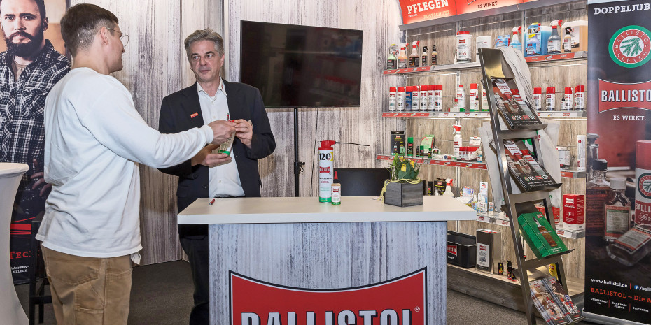 Auf der Eisenwarenmesse stellt Key Account Manager Frank Busch den Kunden das Jubiläumsportfolio vor.&nbsp;