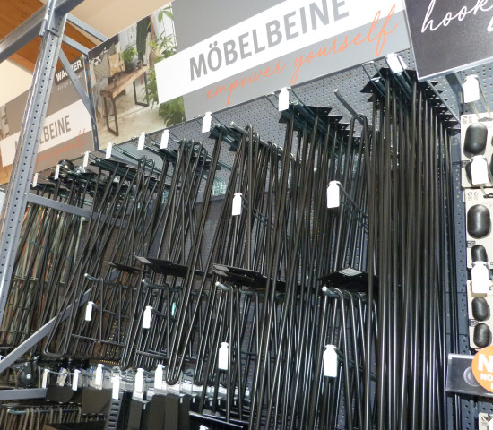 Ob Möbelbeine, Haken oder Türstopper: Matt-Schwarz liegt im Trend.